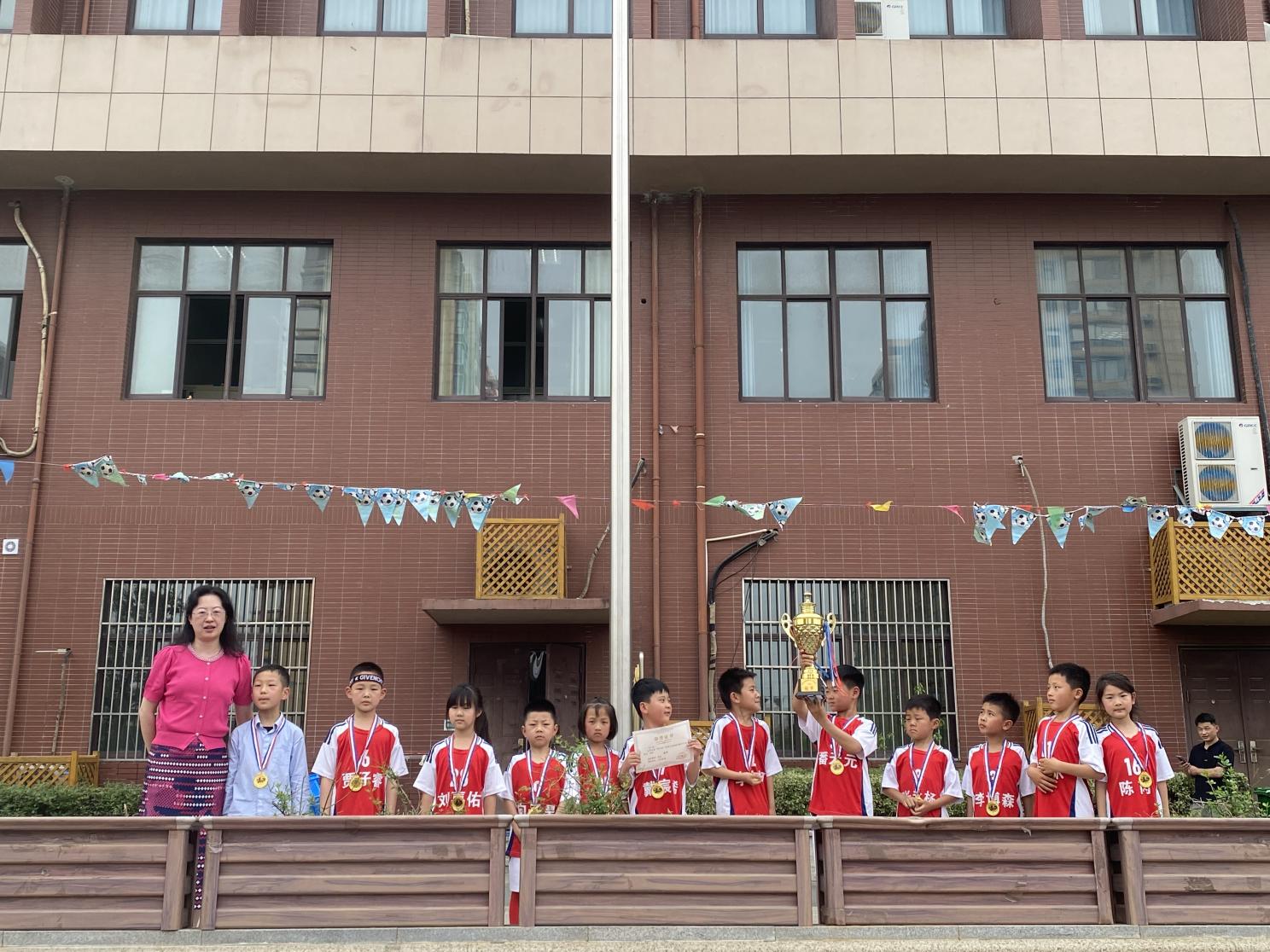 【大爱青秀】拼搏不止，逐梦未来！—南京市青秀城小学第五届“校长杯”足球班级联赛闭幕式暨颁奖仪式圆满举行(1)_html_134eb67f.jpg