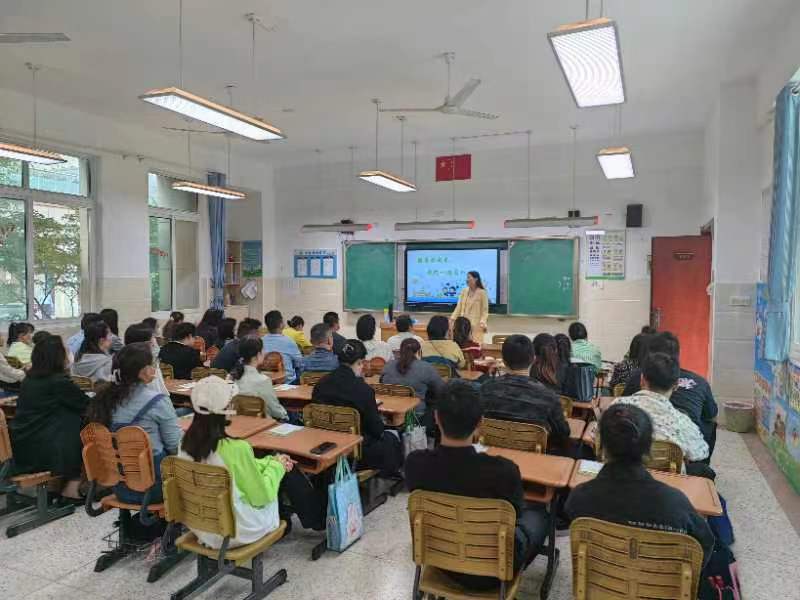 聚力护成长  携手育暖阳 家长会新闻_html_49af318b.jpg