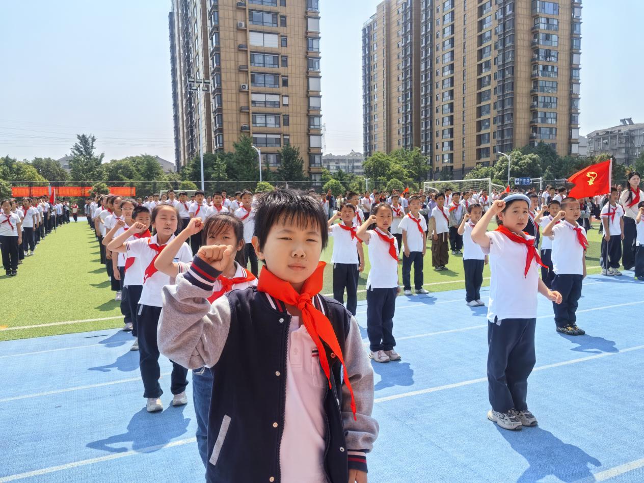 2025.5.26-黄若萱-【大爱青秀&middot;记忆德育】一年级首批少先队员入队仪式_html_77f787e1.jpg