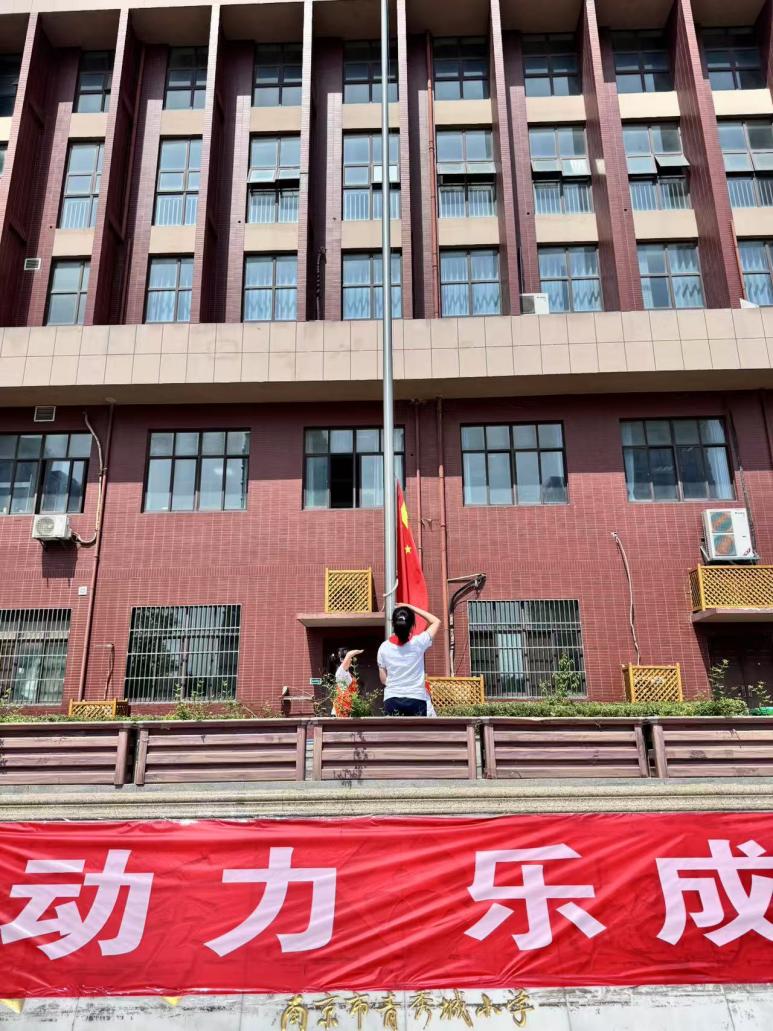 5.19升旗仪式新闻稿三3班_html_m29f7e046.jpg