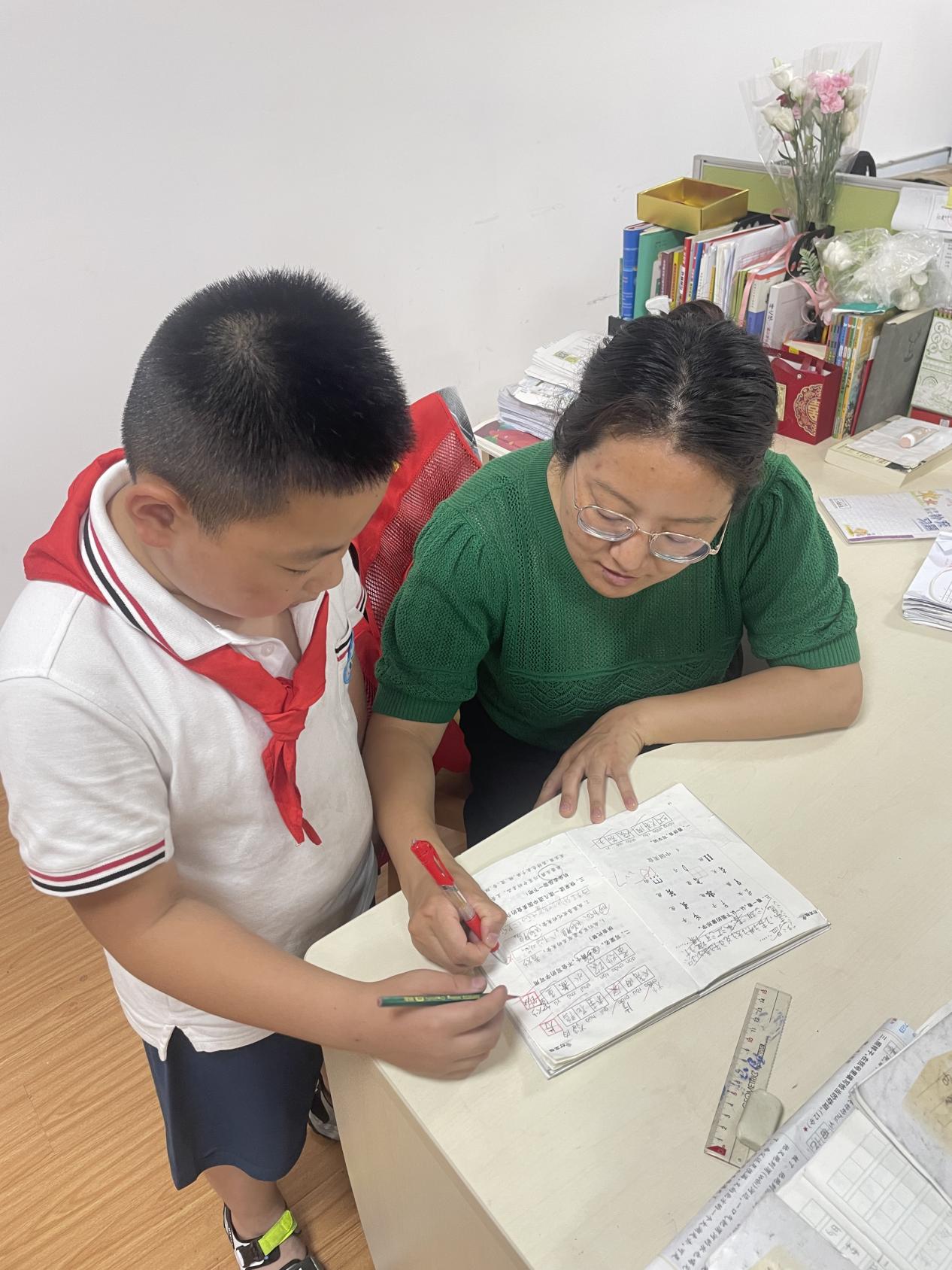 2024.6.24-陆胜南-【大爱青秀&middot;德育】童伴导师∣双向奔赴心连心 暖心暖语共成长——记5月全员导师“温暖对话”活动_html_47ad1c05.jpg