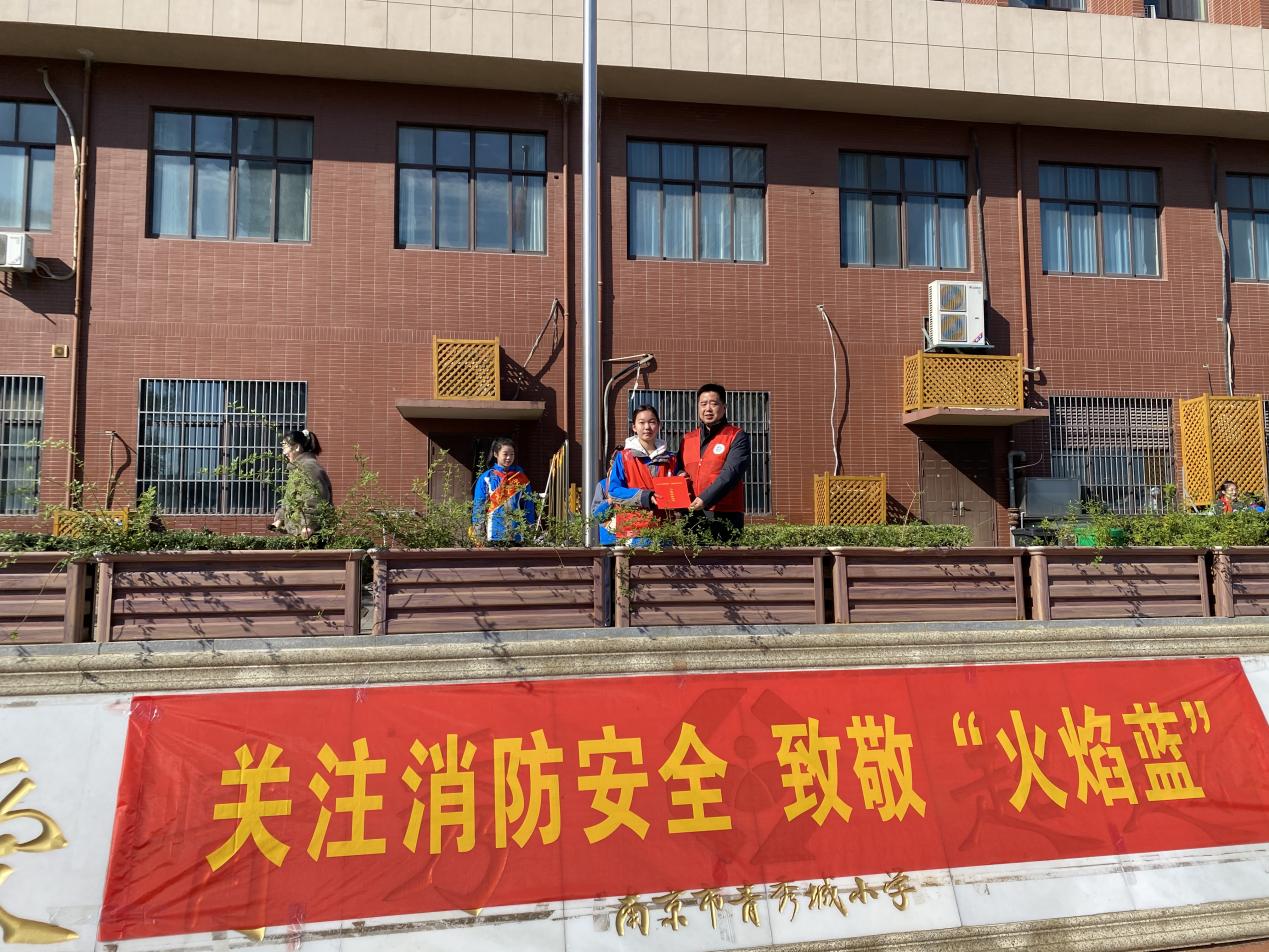 张琰-2023.11.13第十一周五2班升旗_html_58c50e53.jpg