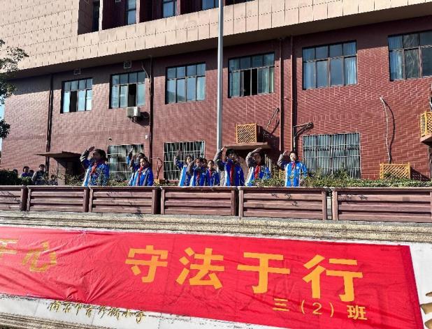 三2班升旗仪式新闻稿_html_31d284b8.jpg