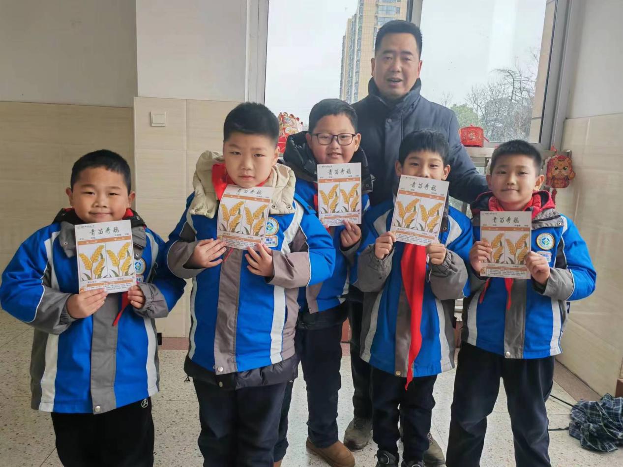 2024.2.21-王雅萱【大爱青秀·德育】星光闪耀新学期 龙行龘龘启新程——南京市青秀城小学2024春季开学掠影_html_m2051deb7.jpg
