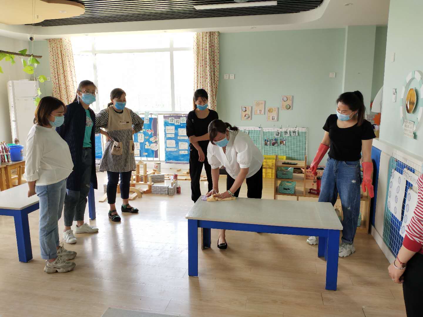 【乐活龙幼 安全第一】“规范操作，从细处做起” ——靖安幼儿园保育员餐前消毒培训活动