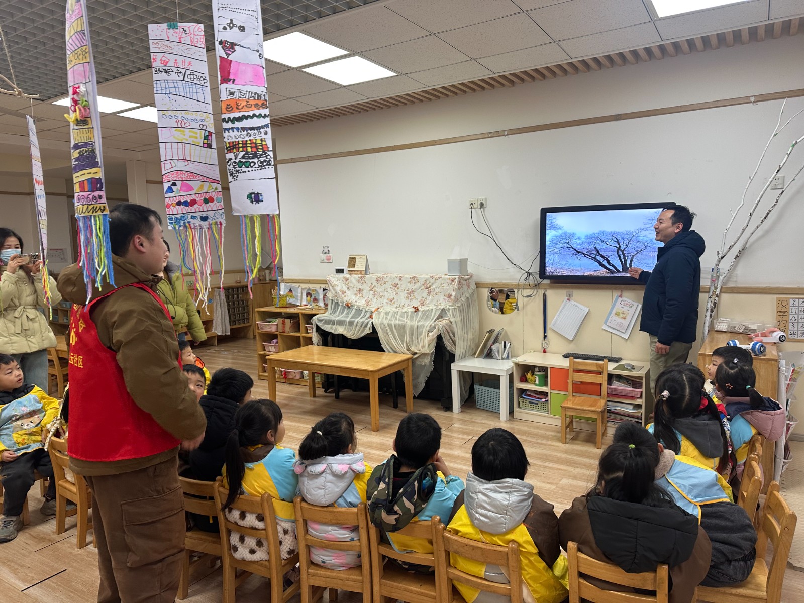 【乐活龙幼·乐享童年】暖冬护树 萌娃在行动 ——龙潭幼儿园“乐活田园”研学社12月活动报道