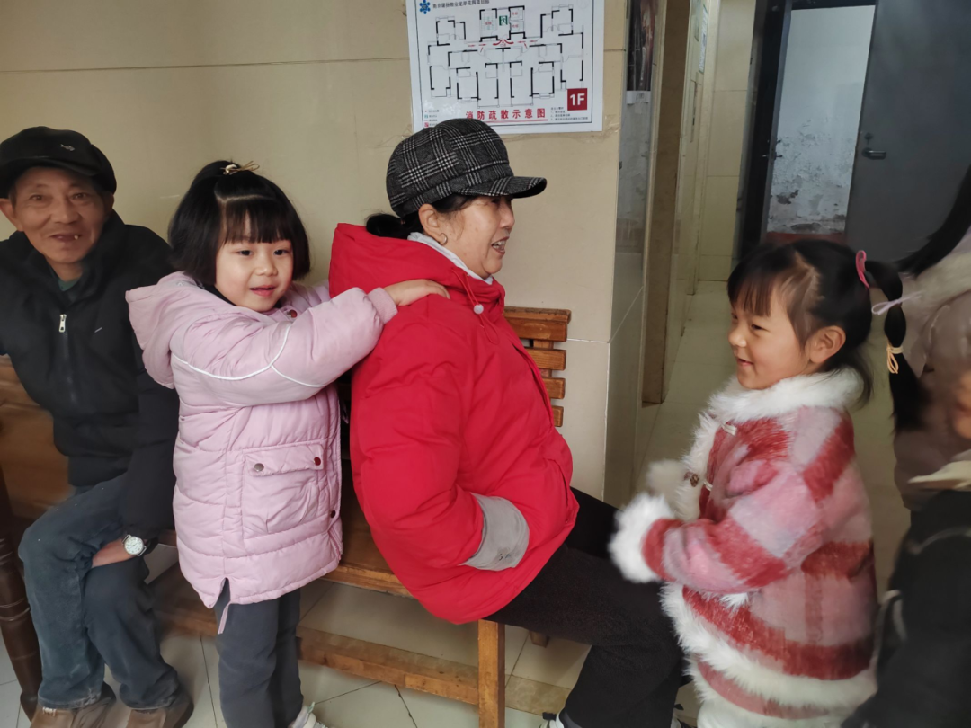 【乐活龙幼•乐享童年】学雷锋精神，行助人好事 ——记龙潭幼儿园龙岸分园大班年级组社区活动