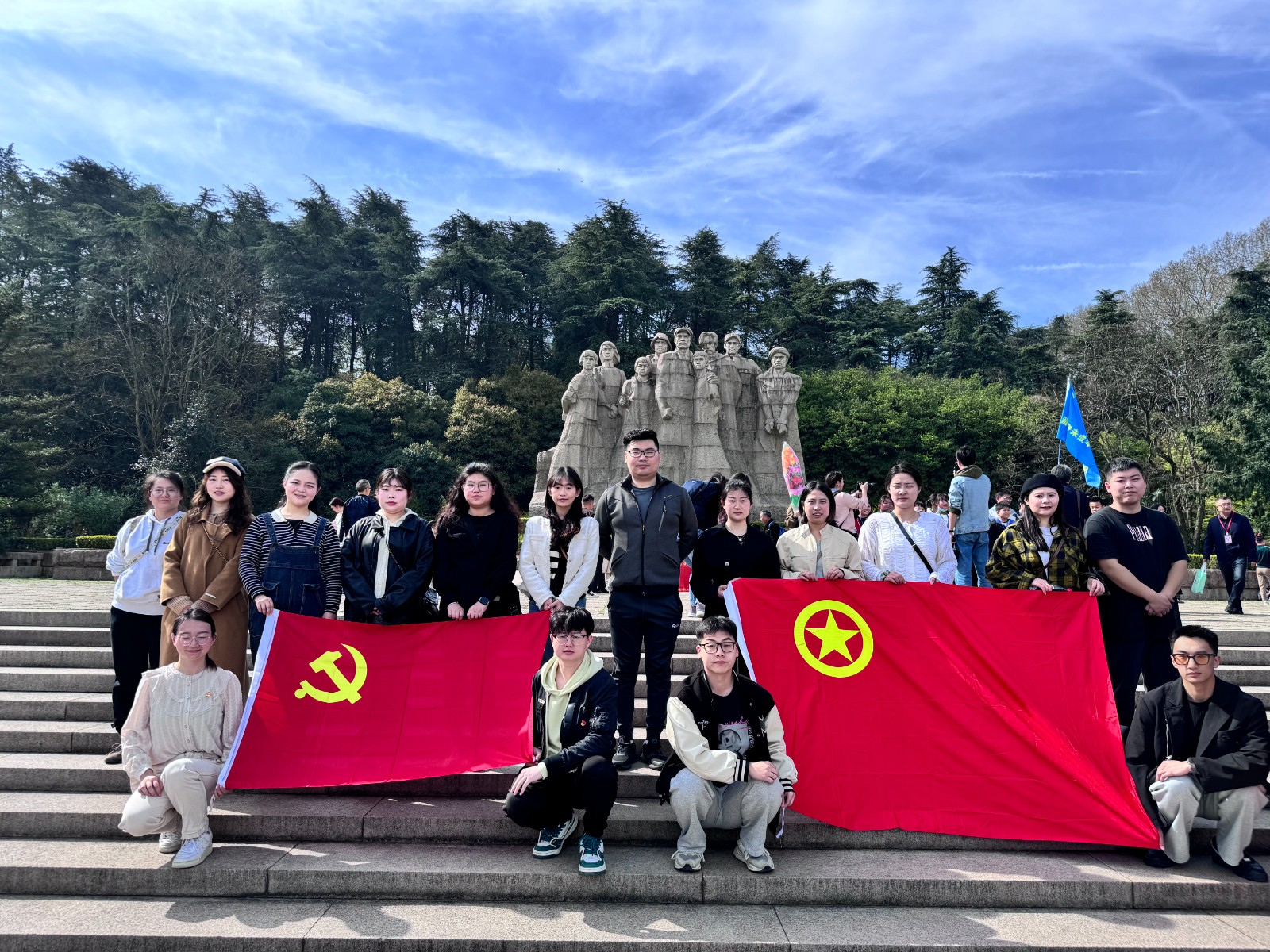 【乐活龙幼·党团共建】缅怀雨花英烈，赓续精神血脉 ——龙潭幼儿园党支部联合团支部赴雨花台烈士陵园开展主题党日活动、团日活动