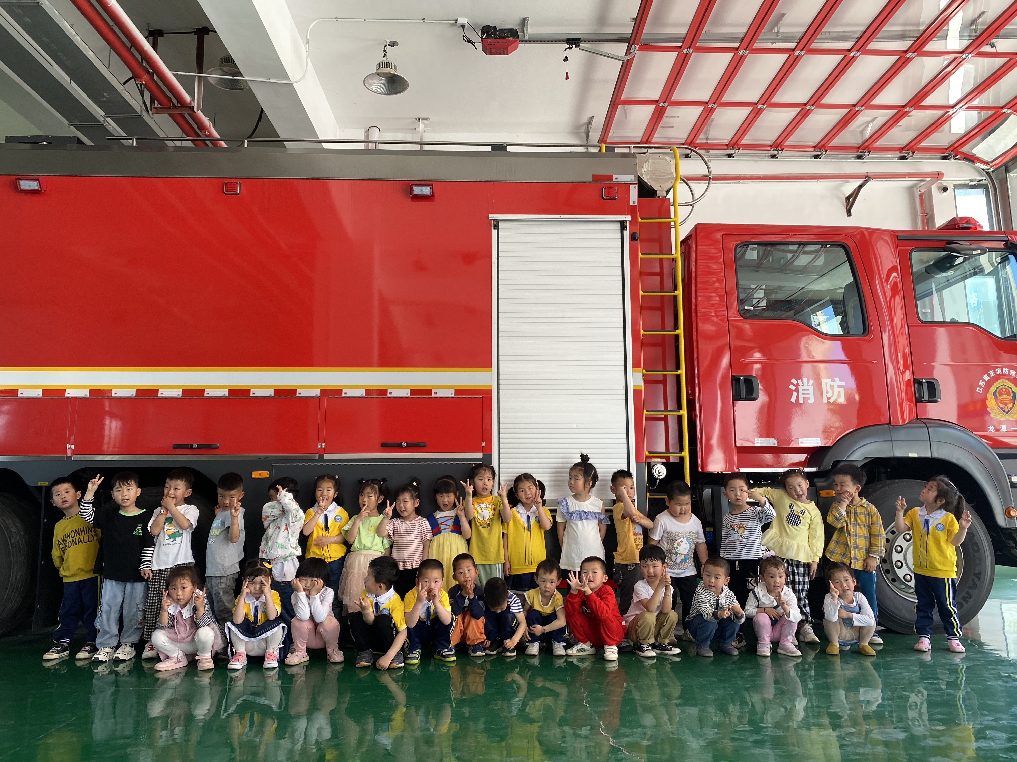 【乐活龙幼】走进消防站 参观消防车 ——记龙潭幼儿园靖安分园小班组《车子叭叭叭》主题活动