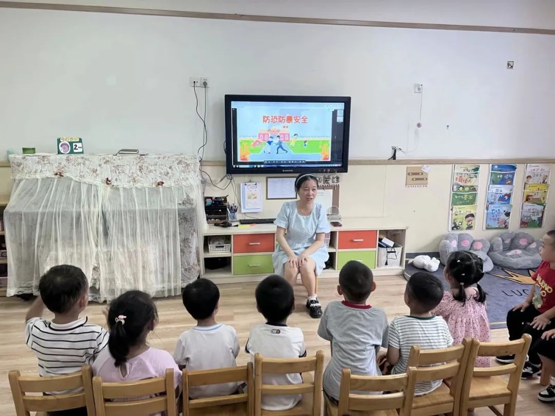 【乐活龙幼·安全第一】临危不乱 安全“童”行——记龙潭幼儿园龙岸分园反恐防暴演练活动