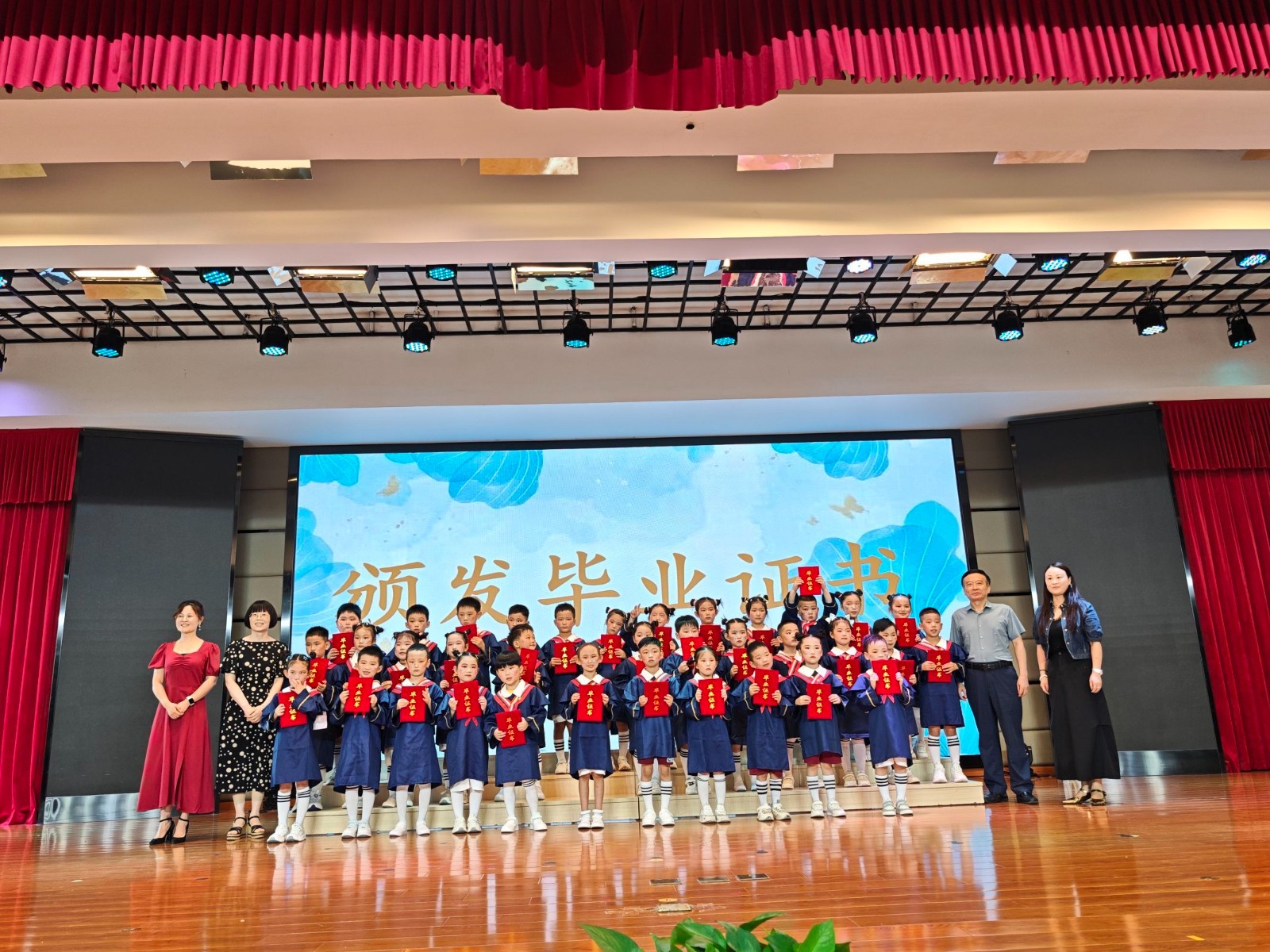 【乐活龙幼·乐享童年】礼别幼时光 乘风再起航——龙潭幼儿园龙岸分园2025届大班毕业典礼