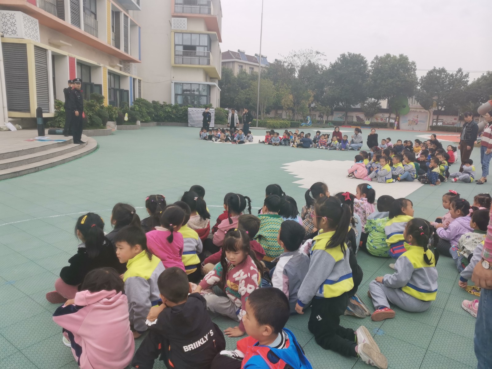 【乐活龙幼·安全第一】“火”速行动，安全“童”行  ——记龙潭幼儿园长江分园11·9宣传教育日活动