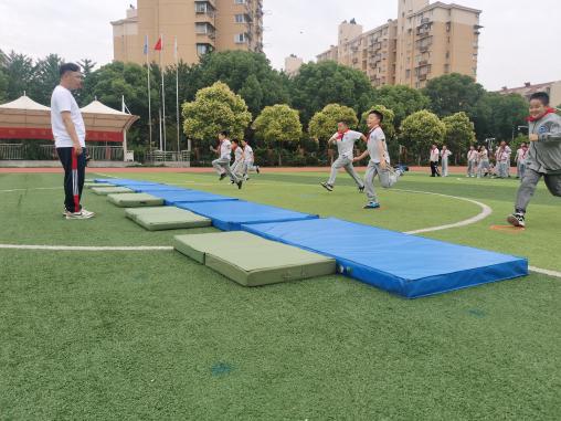 快乐体育 彰显活力——南湾营小学“童学课堂”系列研究课第410期_html_m5fe753f3.jpg