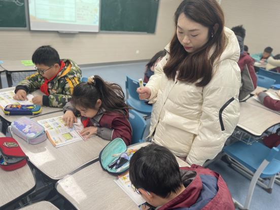 20240318南湾营小学英语组报道——记栖霞区小学英语教研员陈红老师课堂教学指导_html_m473bdf1c.jpg