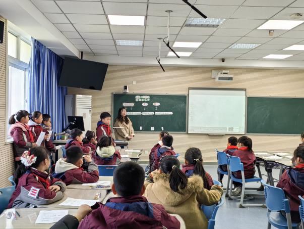 20240320何骞童学课堂报道_html_m4686cdc.jpg