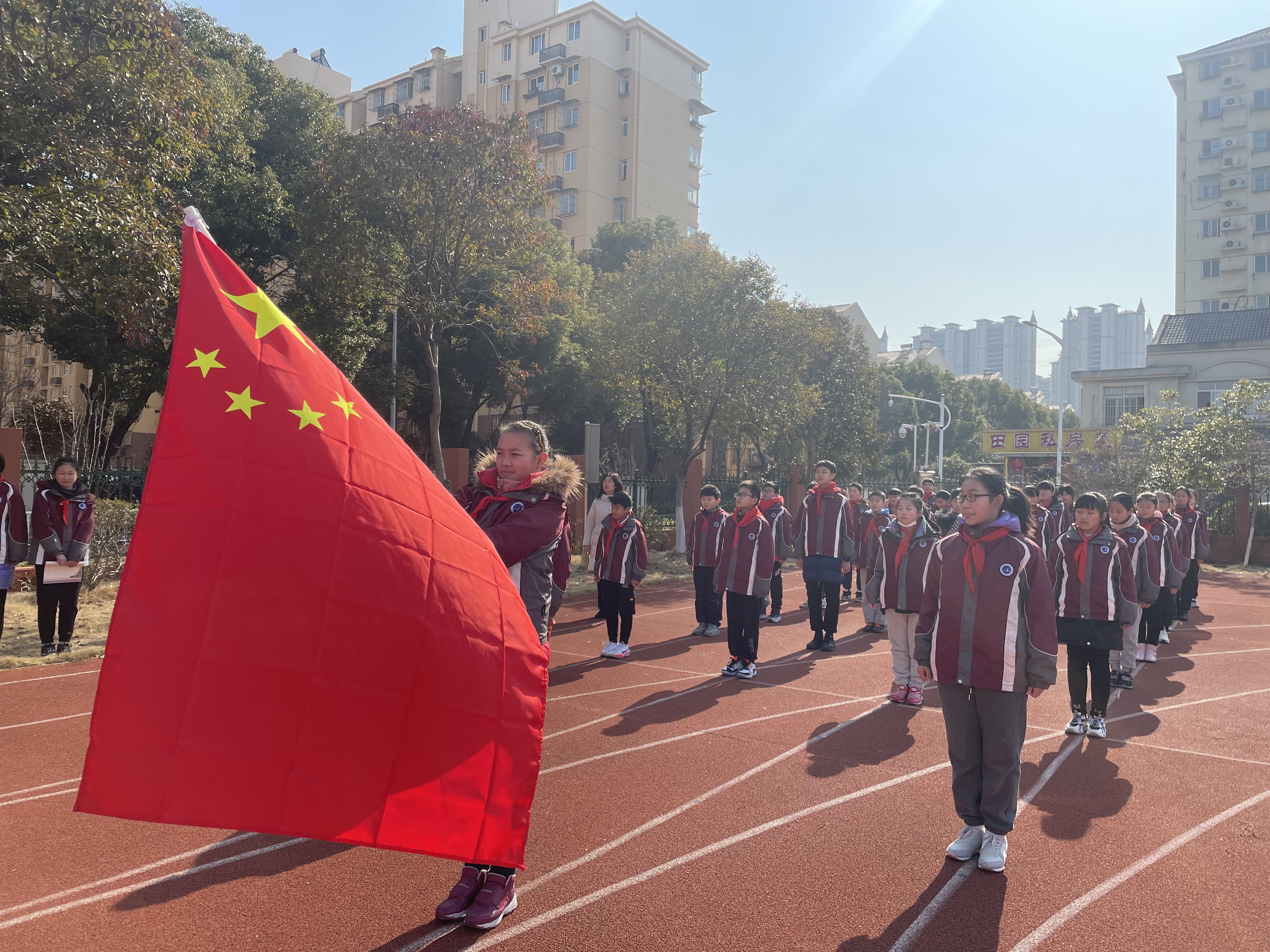 六2班升旗仪式新闻稿_html_6ffe685.jpg
