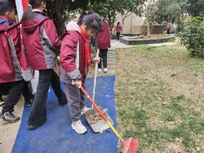 20250305小小雷锋在行动，清洁家园暖人心（周悦写）_html_m68f6d04e.jpg