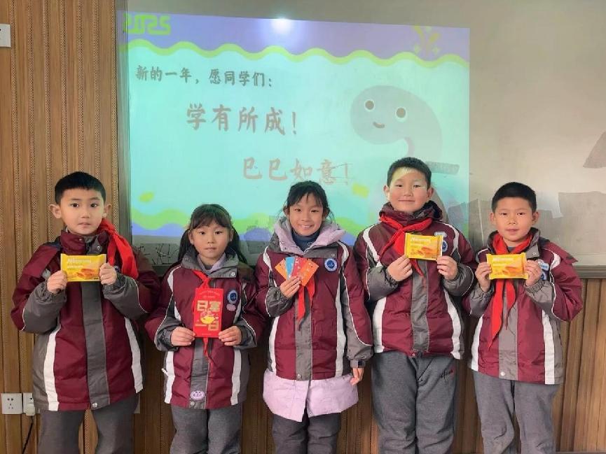 20250213蛇舞新岁启新程，校园筑梦正当时——南京市南湾营小学开学第一天_html_m17cf6b4.jpg