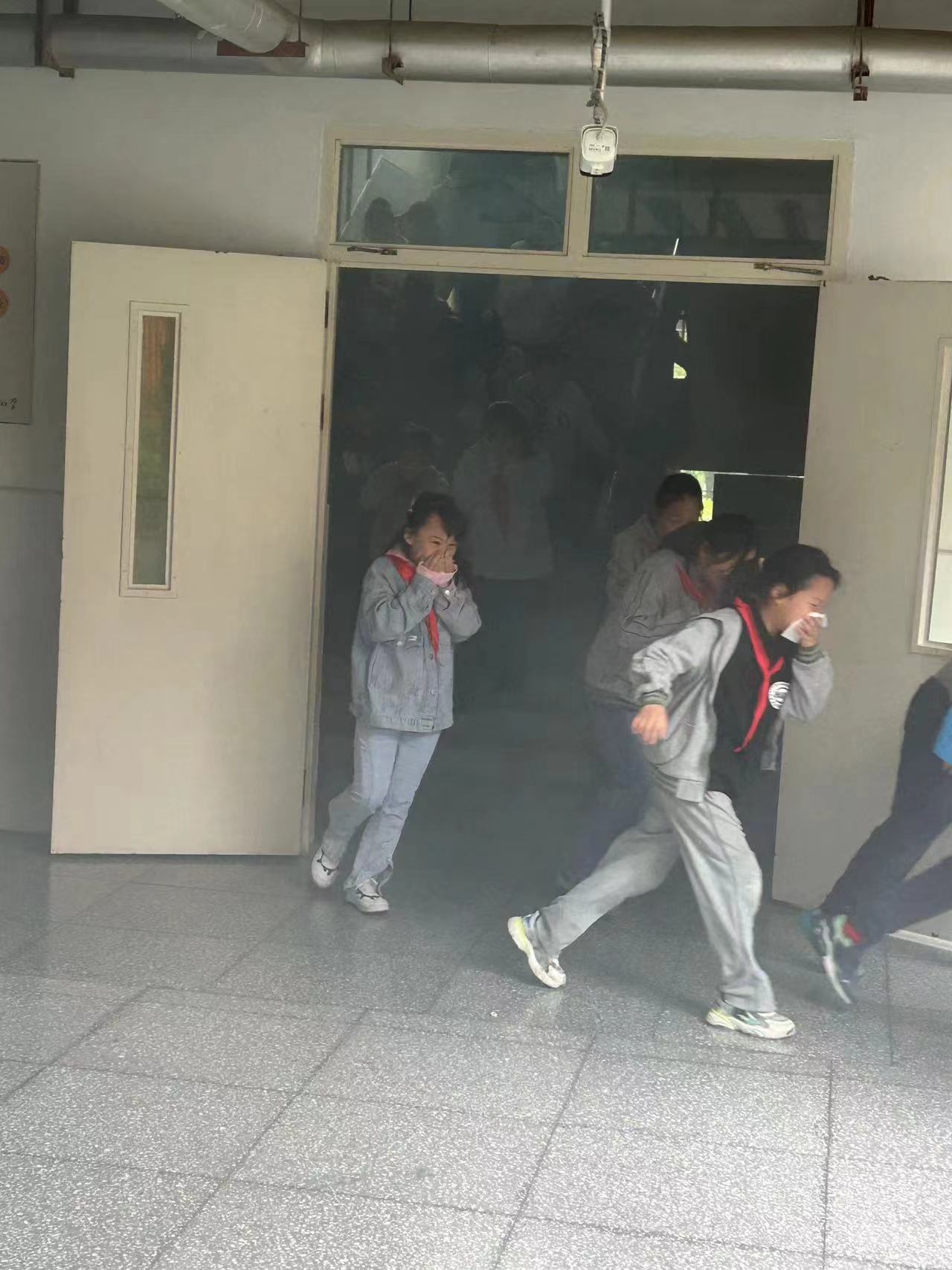 开展消防演练 筑牢安全底线_html_54e2e5a4.jpg