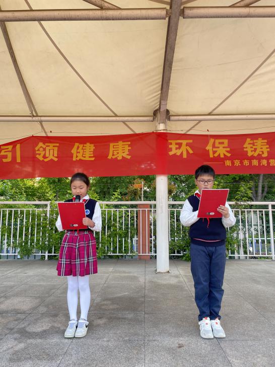 一路书香 一生阳光  升旗仪式报道（李晓琴）_html_7da0f7bb.jpg