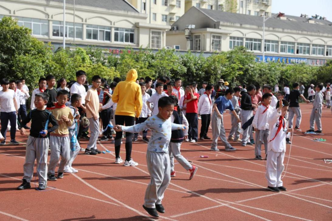 悦动童心，乐享童年2021南湾营小学春季运动会新闻稿_html_4926df1e.jpg
