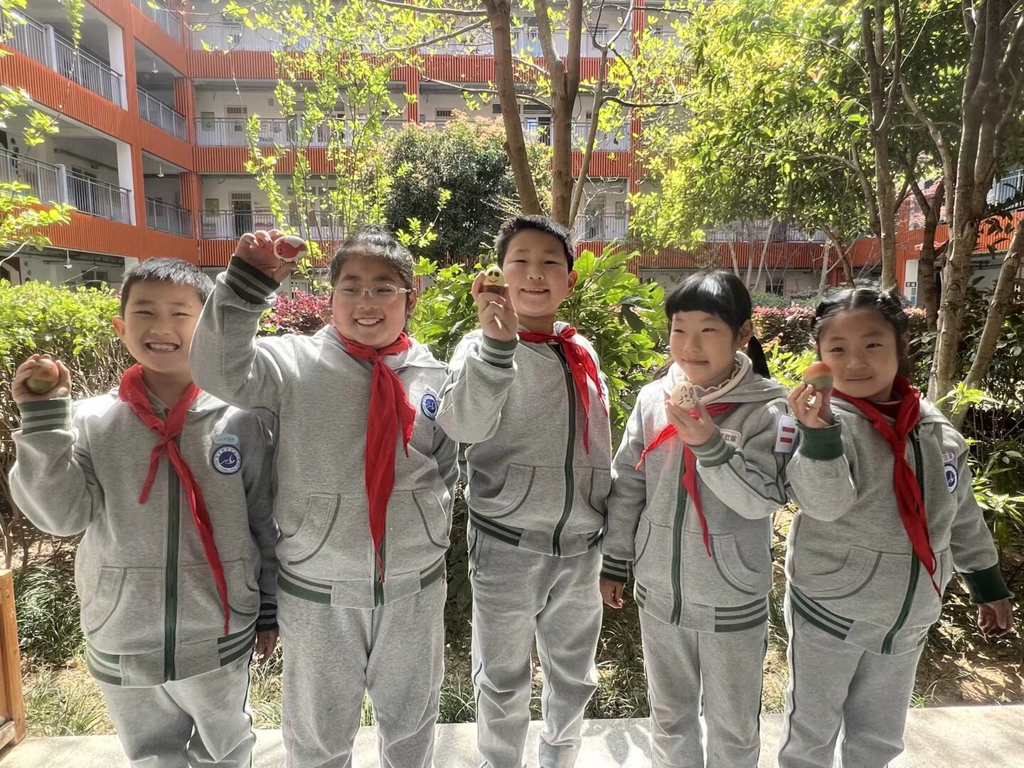 清明祭英烈，童心承传统_html_mbc0fd9a.jpg