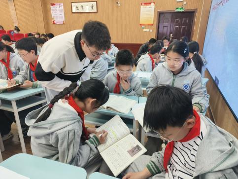 20250408语文组童学课堂报道_html_m742539d5.jpg