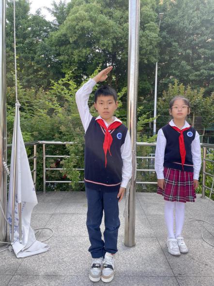 文明在心，善小可为升旗仪式报道（何骞）_html_5381eb39.jpg