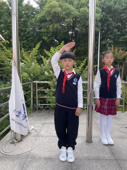 温馨五月天，感恩母亲节升旗仪式报道（李嘉靓写）_html_m6fe00b84.jpg