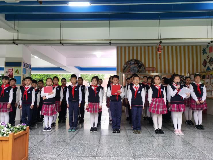 劳动最光荣，劳动我最美——南湾营小学“劳动节”主题升旗仪式_html_152cf7eb.jpg