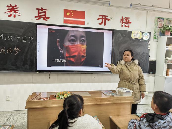 歌唱中国梦，筑梦向未来_html_mdad8335.jpg