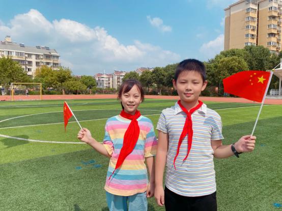 我和国旗合个影新闻稿_html_m1066d93b.jpg