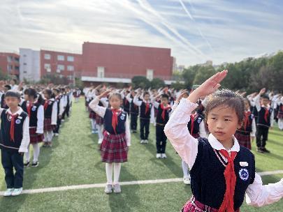 南京市南湾营小学建队日主题活动报道_html_7870d651.jpg