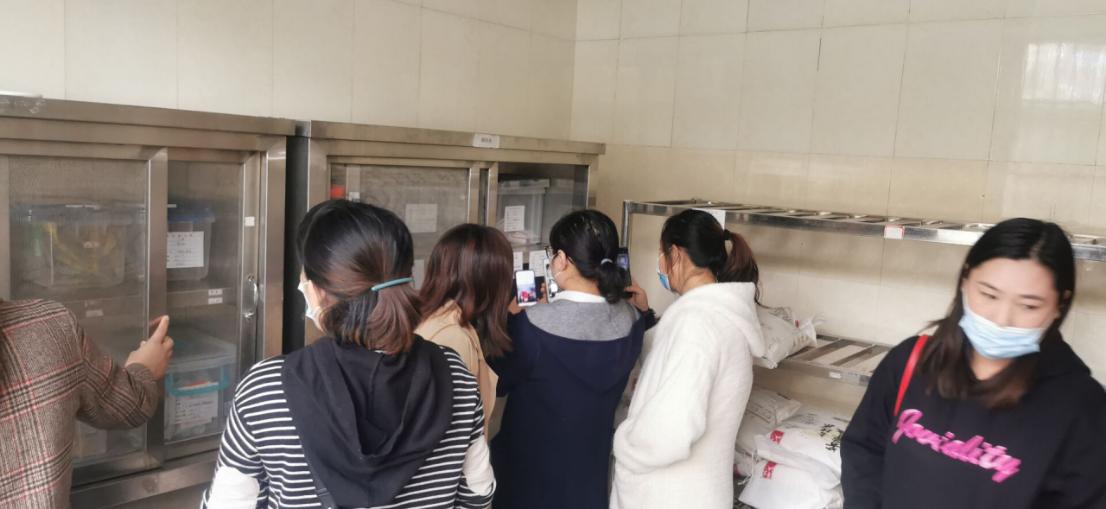 南湾营小学膳食委员会工作_html_3abe7758.jpg