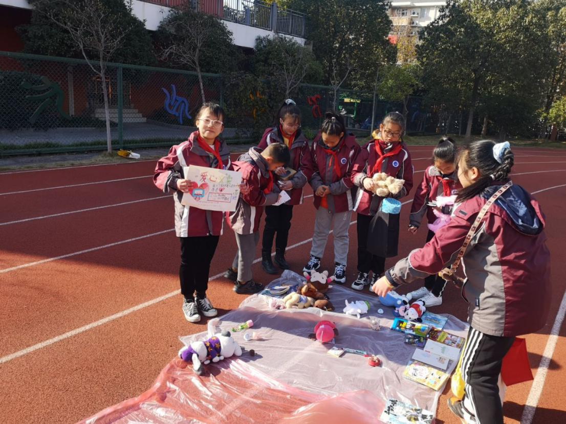 爱心义卖 传递温情_html_m9d6a2e1.jpg