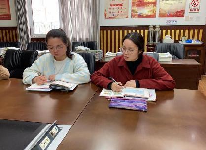 精分析明方向 集群策促提升——南湾营小学英语组集体备课（72）_html_38633b2.jpg