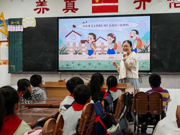 多感官探秘书包 解锁观察密码——南湾营小学“童学课堂”系列研究课第525期报道_html_70faca1c.jpg