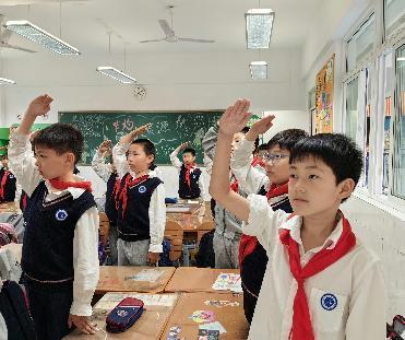 正视挫折 做一个健康的人——南京市南湾营小学2022-2023学年第二学期第16周升旗仪式_html_4d3eca3.jpg