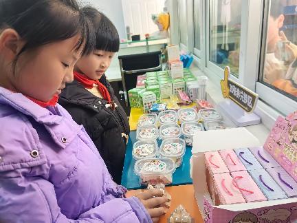 绚丽五彩券，快乐童真心——南湾营小学10月份童星驿站兑换活动_html_29525b1e.jpg