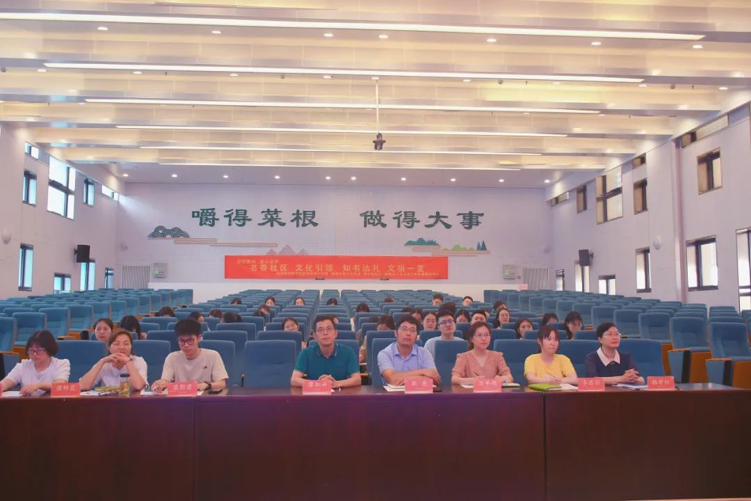 班主任是学校落实立德树人根本任务的骨干力量_html_m2e9bc384.jpg