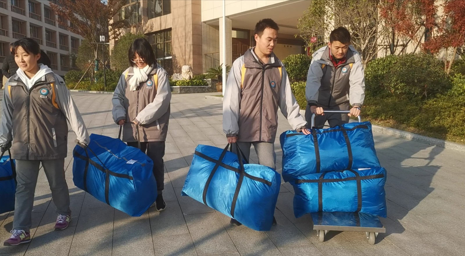 7志愿者搬运包裹 (2).jpg