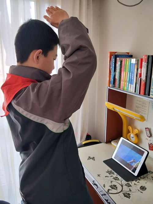 [花港一小]“我们的节日·清明”系列活动一—— “致敬，英雄的你”主题线上升旗仪式