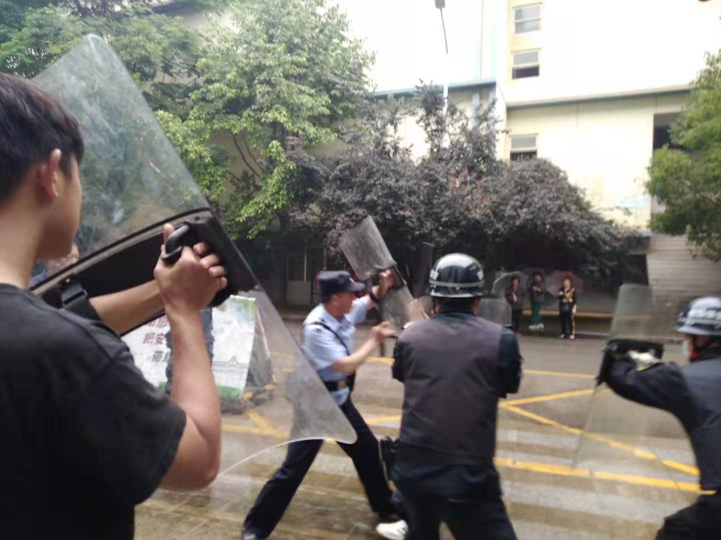南京一中马群分校开展防入侵安全演练活动(1)_html_7a41fb71.jpg
