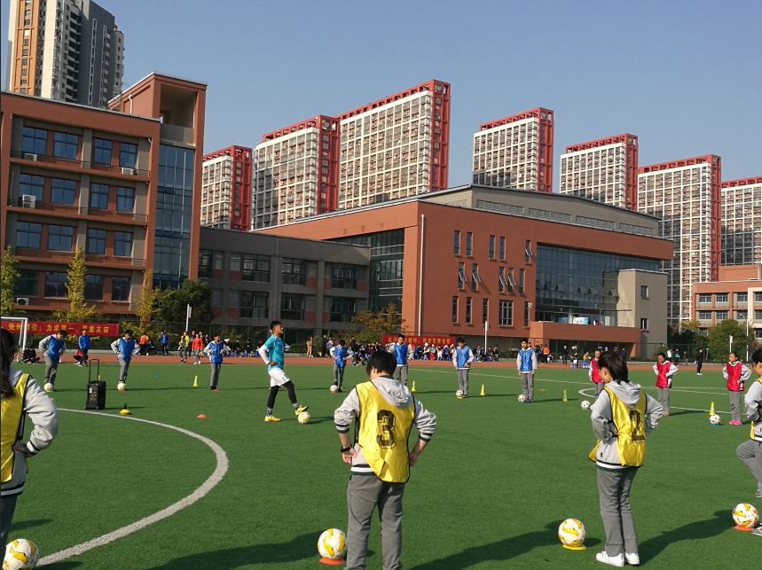 南京一中马群分校足球【市级公开课】---教师王卞鸿皓_html_1a8e647c.png