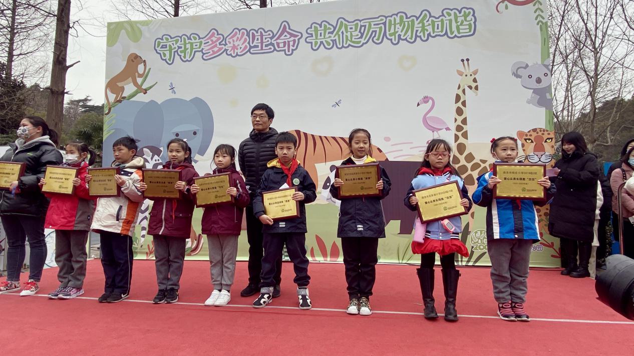 二（2）班爱心认养仪式  新闻报道_html_m45cee6c7.jpg