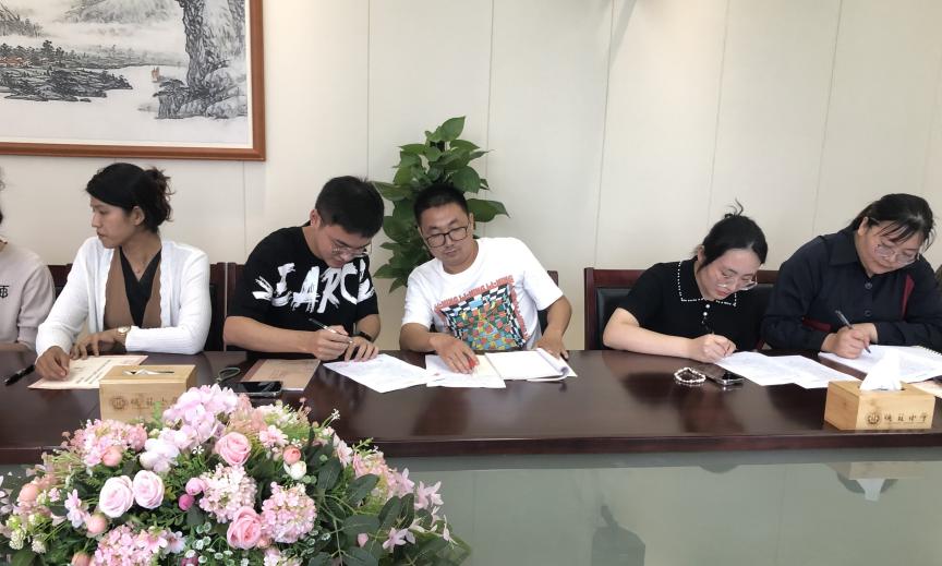 师徒结对传薪火 携手共进谱华章_html_m3c23bb1e.jpg