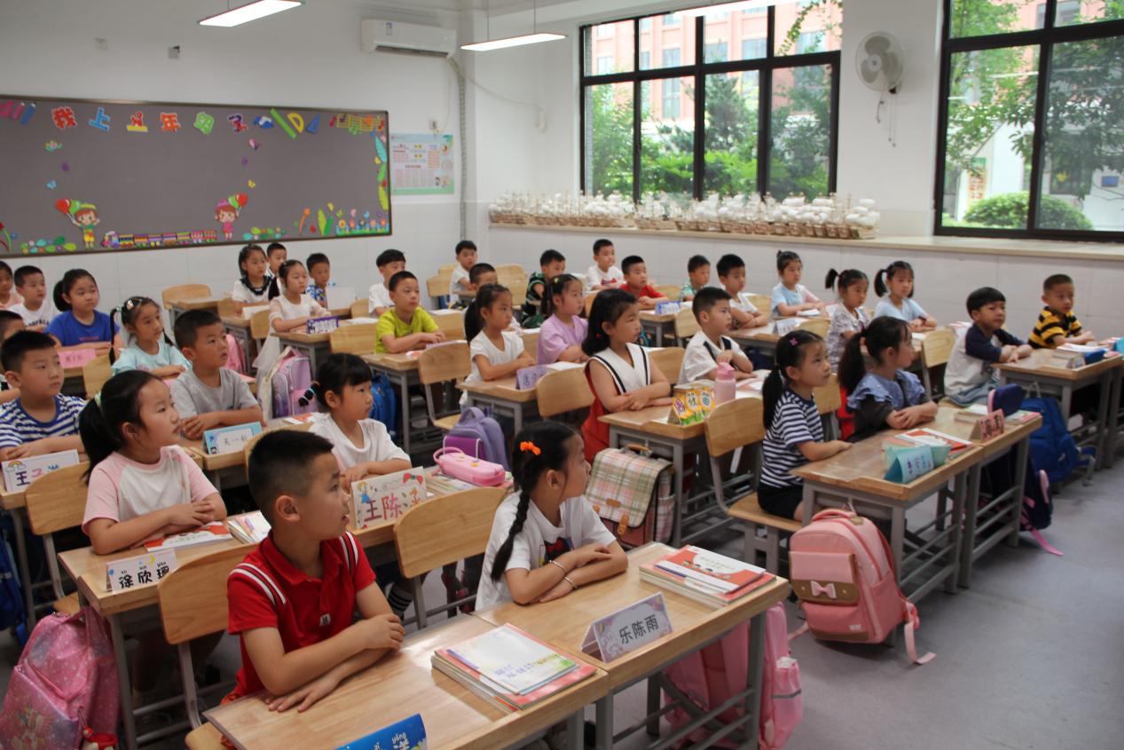 新生入学教育活动新闻_html_5894438c.jpg