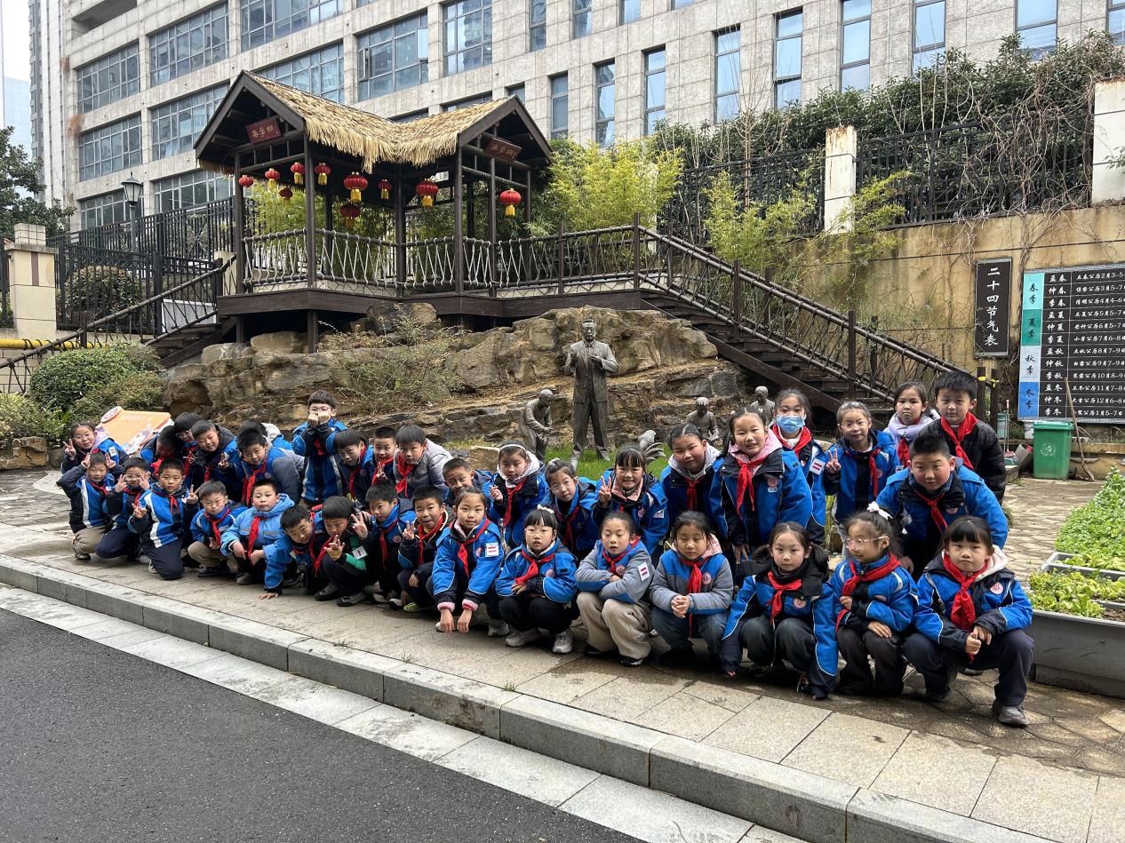 2025.3.5 晓庄小学98周年校庆_html_65d8f242.jpg