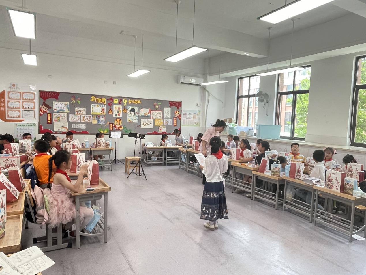 20240602我和导师过六一_html_7ec8f346.jpg