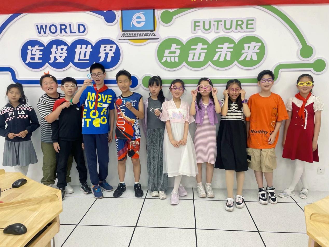 20240602我和导师过六一_html_7174618.jpg